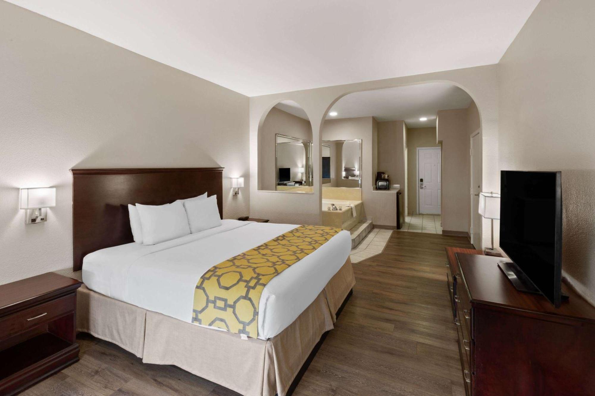 Baymont By Wyndham Houston Brookhollow Экстерьер фото